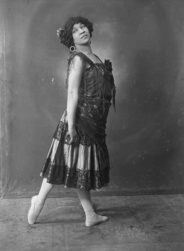 Klaasnegatiiv, Rahel Olbrei tantsupoosis ( E. Litvinova balletistuudio õpilane), Teater Estonia 1919. a.