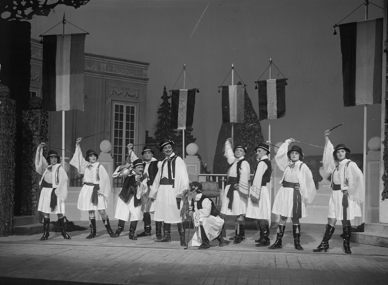 Klaasnegatiiv, Csikósparuness (Georg Jarno operett 3 vaatuses), stseen etendusest. keskel: Elemer - Alfred Sällik, Teater Estonia 1927. a.