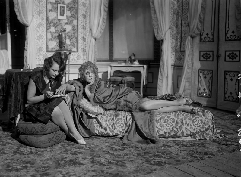 Klaasnegatiiv, Viktoria (W. S. Maugham), Miss Dennis - Marta Niilus (Marje Parikas), Viktoria - Netty Pinna, Teater Estonia 1927. a.