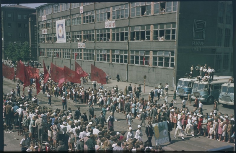 Diapositiiv. XVII üldlaulupidu. Rongkäigus Põlva koor. Foto Henno Saarne.