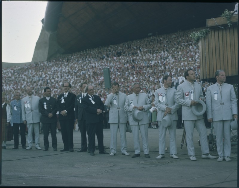 Diapositiiv. XVII üldlaulupidu. 28-29.06.1969. Laulupeo üldjuhid: Leelo Karindi, Kuno Areng, Aksel Pajupuu, Harald Uibo, Aleksei Stepanov, Adu Velmet, Akts Kiilaspea, Heino Rannap, Roland Laasmäe, John Tungal, Neeme Järvi, Helmut Orgussaar. Foto: Henno Saarne.