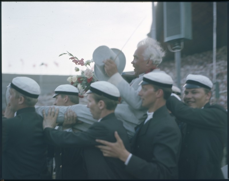Diapositiiv. XVII üldlaulupidu. 28-29.06.1969. Gustav Ernesaks kätel kantuna. Foto: Henno Saarne.