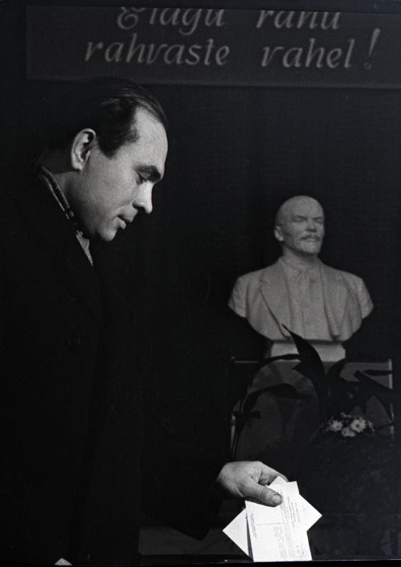 Tallinna Meresadama mehaanikatöökoja lukksepp Uno Veisberg, kommunistliku töö kangelane.