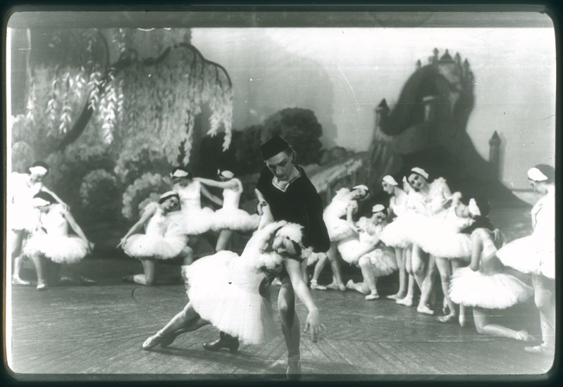 Reprofoto. "Luikede järv" (Pjotr Tšikovski. Estonia, 1940. Odette - Klaudia Maldutis, Prints Siegfrid - Artur Koit.
