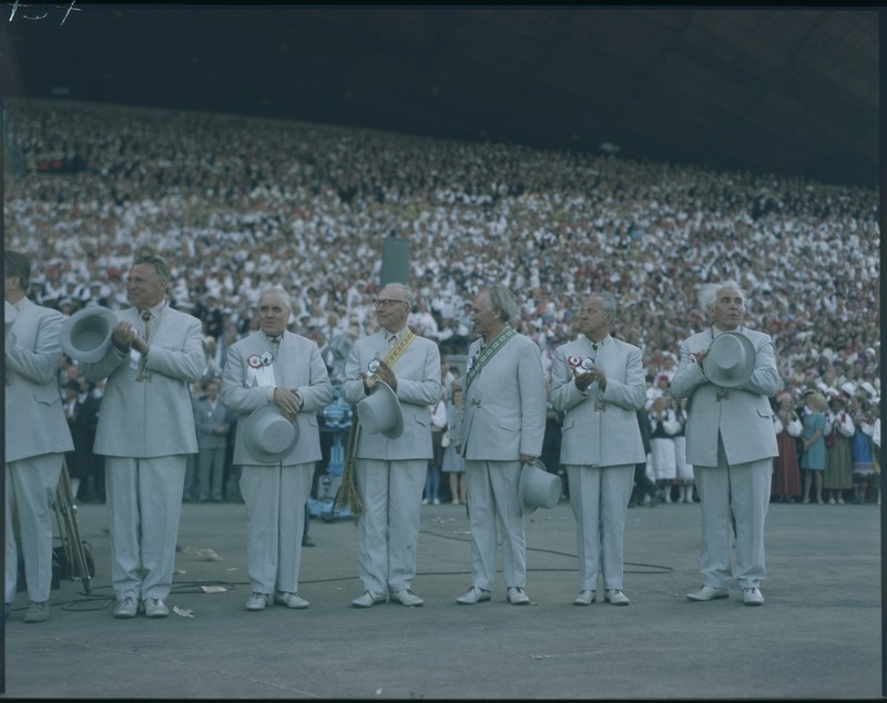 Diapositiiv. XVII üldlaulupidu. 28-29.06.1969. Laulupeo üldjuhid: Lembit Verlin, Leopold Vigla, Richard Ritsing, Tuudur Vettik, Jüri Variste, Gustav Ernesaks. Foto: Henno Saarne.