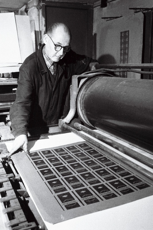 Kondiitritoodete vabriku Kalev trükikoja litomeister U. Karu töötamas.