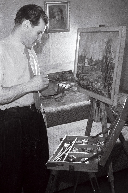 Isetegevuslik kunstnik A. Kortel, Tallinna Kinomehaanikatehase maaler Moskvasse II üleliidulisele isetegevuslike kunstnike tööde näitusele saadetavat tööd viimistlemas.