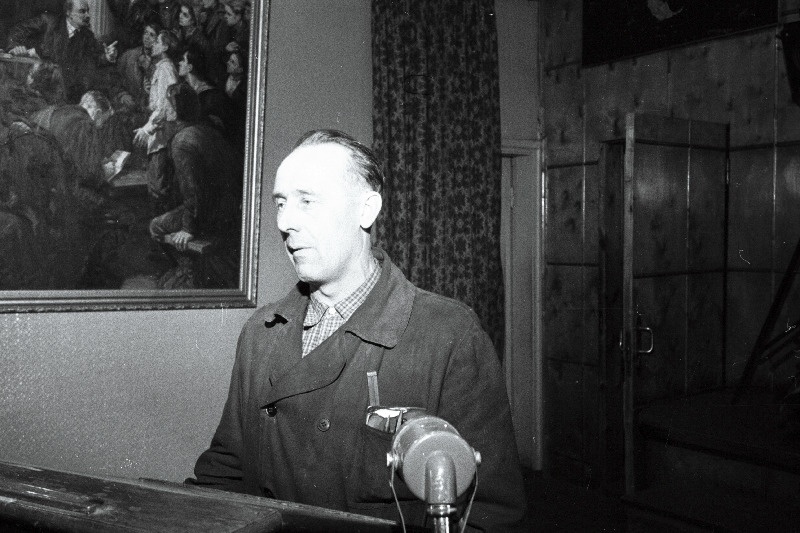 Protestimiitingul Tallinna Masinaehitustehases seoses Ameerika Ühendriikide relvastatud sissetungiga Kuubasse kõneleb mehaanikaosakonna meister Erich Raava.