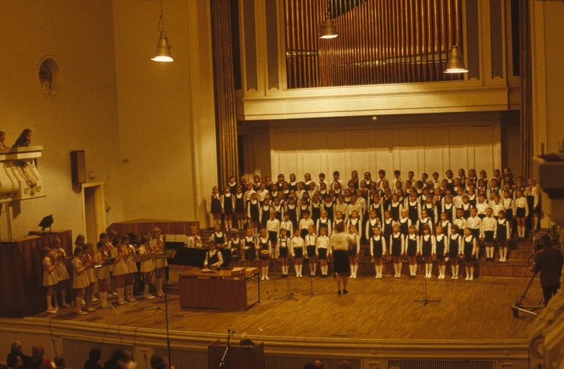 Reprofoto. Riho Pätsi 75. juubel.  Estonia kontsertsaal. Laval XXII Keskkooli koor ja lasteorkester.