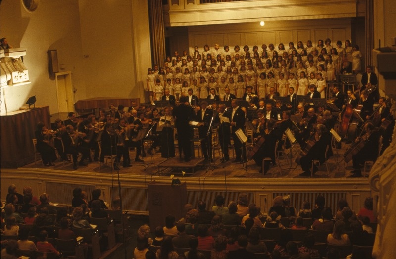 Reprofoto. Riho Pätsi 75. juubel.  Estonia kontsertsaal. Laval õpilaskoor ja orkester.