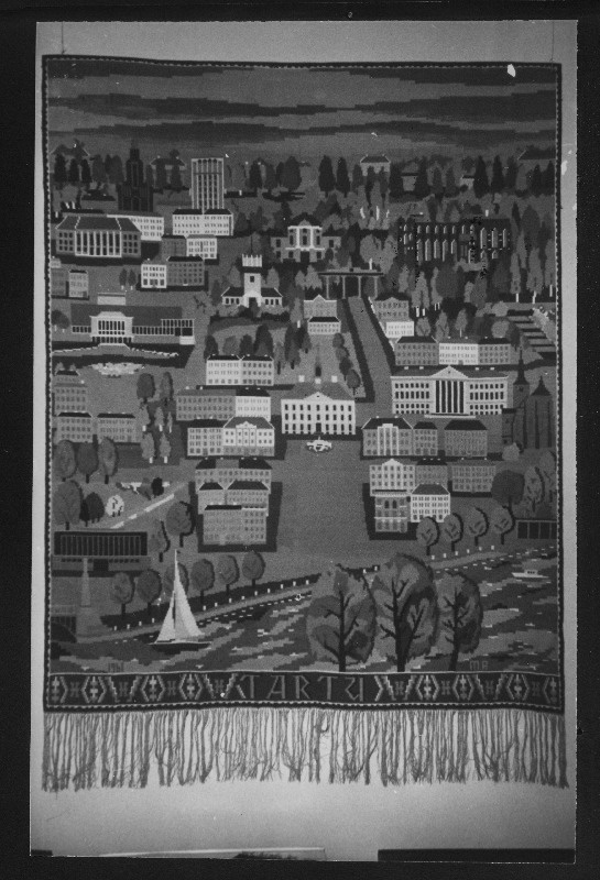 Kunstnik Mari Adamsoni Tartu teemaline vaip Kunstihoones avatud viie tarbekunstniku näitusel.