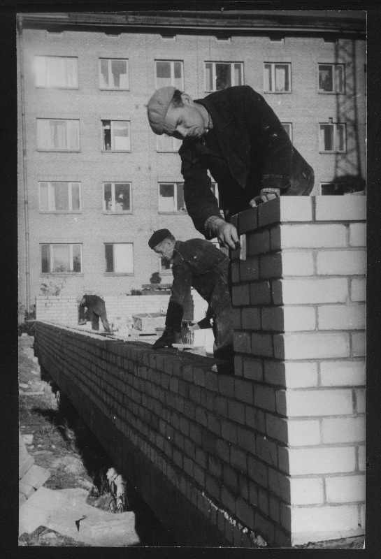Kaupluse Vilnius müüride ladumine, esiplaanil ehitajad Ants Ervin ja Kalju Lai (vasakul)