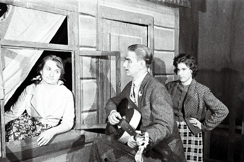 Nõmme Kultuurimaja näitering tõi lavale M. Vladimovi ateistliku komöödia Ema ütles ei!". Liisa - Viivi Kaljumäe, Karla - Ilmar Viielaid.