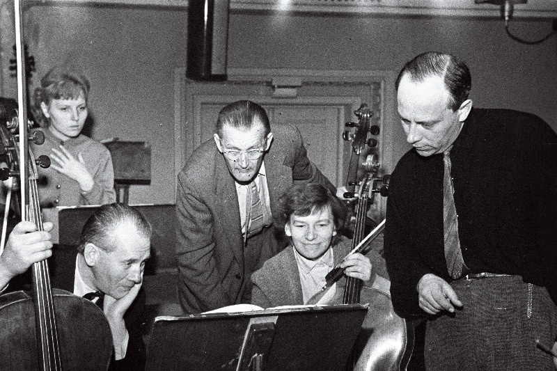 RAT Estonia sümfooniaorkestri liikmed proovi vaheajal. Paremal dirigent Vallo Järvi.