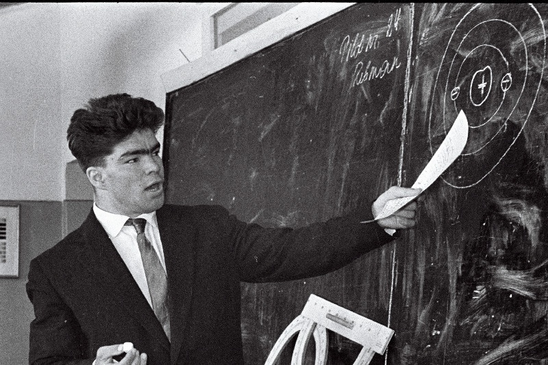 Tallinna 39. Keskkooli abiturient Edgar Salin matemaatikaeksamil.