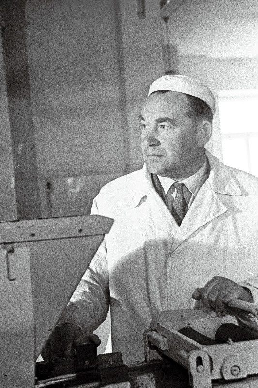 Eesti NSV teeneline ratsionaliseerija kondiitritoodete vabriku Uus Kalev peamehaanik Lembit Raid.