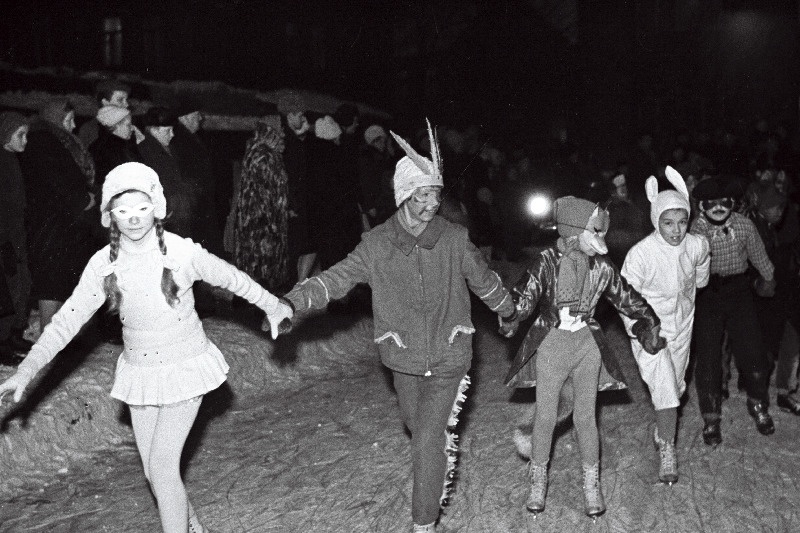 Laste jääkarneval Majavalitsuse nr. 7 kultuurikomisjoni algatusel rajatud liuväljal Vabriku tänav 45 maja õuel.