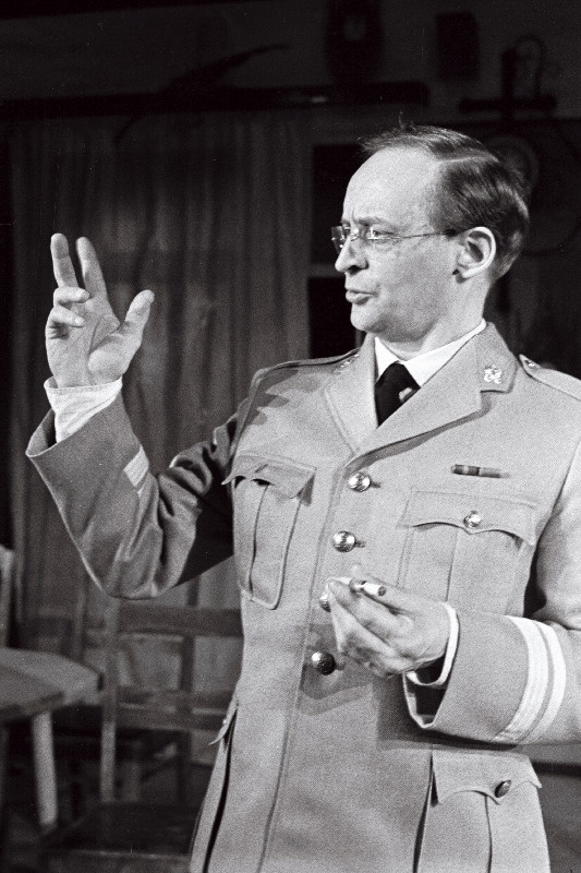 Näitleja Jüri Järvet erumajor Krutana V. Kingissepa nimelises TRA Draamateatris lavastanud M. Kundera näidendis Need, kelle käes on võtmed.