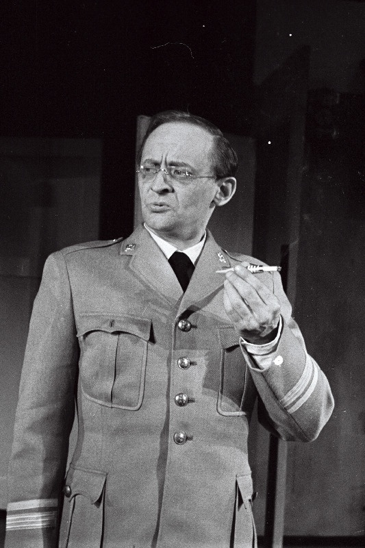 Näitleja Jüri Järvet erumajor Krutana V. Kingissepa nimelises TRA Draamateatris lavastanud M. Kundera näidendis Need, kelle käes on võtmed.