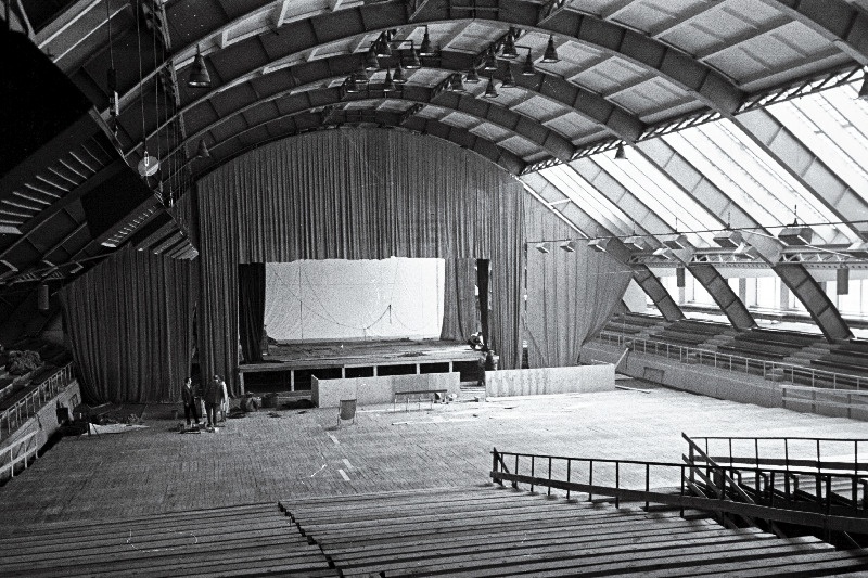 Kalevi Spordihalli ümberkujundamine teatrilavastuseks.