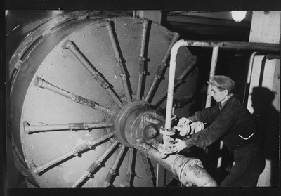 Maardu Keemiakombinaadi märgrikastusvabriku tööline Ivan Volõnets vaakumfiltrit reguleerimas.  duplicate photo