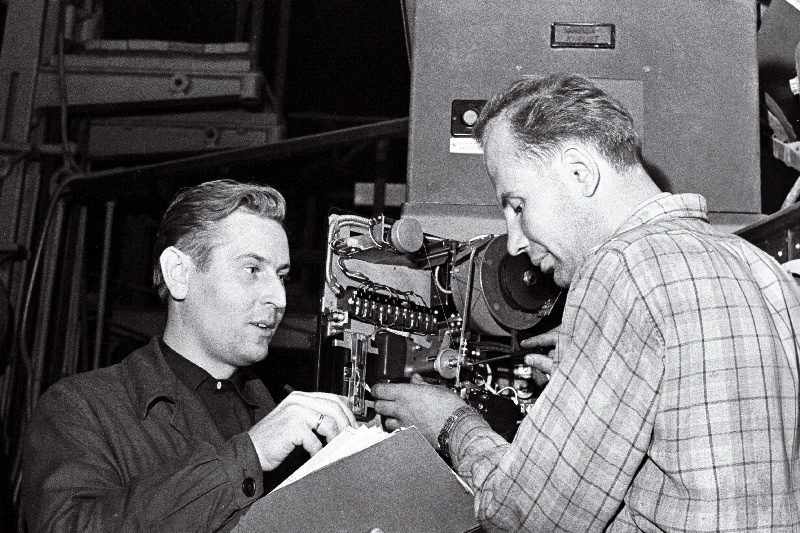 V. Kingissepa nimelise Tallinna Tselluloosi- ja Paberikombinaadi mõõteriistade laboratooriumi juhataja Heino Muul ja elektrik-lukksepp Erich Laherand paberimasina niiskuse reguleerijat korda seadmas.