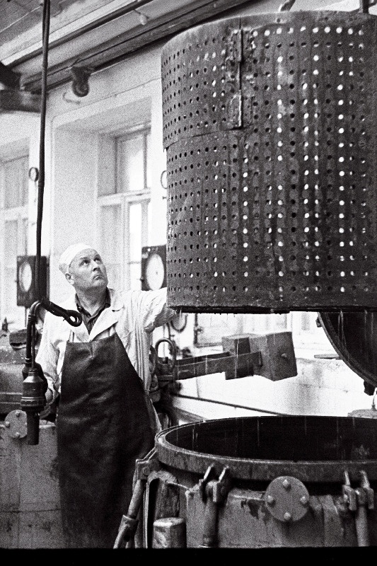 Liha- ja Konservitööstuse konservitsehhi töötaja Arno Vaik steriliseeritud konservide konteinerit autoklaavist välja tõstmas.