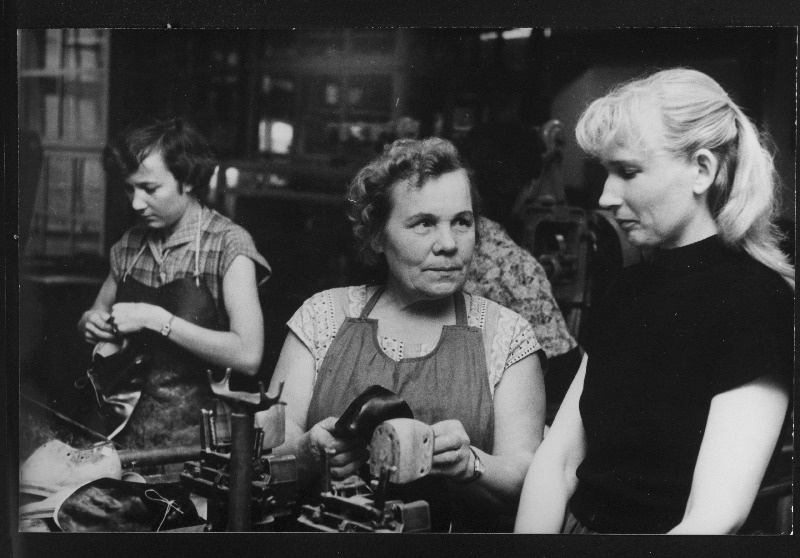 Naha- ja Jalatsite Tootmiskoondise Kommunaar rantjalatsite tsehhi brigadir kommunistliku töö eesrindlane Aili Riis (keskel) õpilasele Milvi Hundile näpunäiteid andmas.