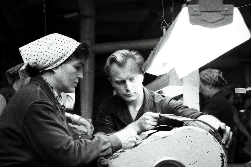 Kunstsarvetehaste mööblitsehhi lukksepp Endel Klaar ja Emmi Valing uuel poolautomaatfreesil töötamas.