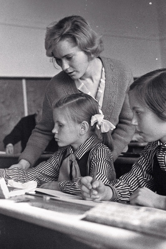 Ed. Vilde nimelise Tallinna Pedagoogilise Instituudi IV kursuse üliõpilane Malle Pärtel praktikatunnis Tallinna 20. Keskkooli I klassis.