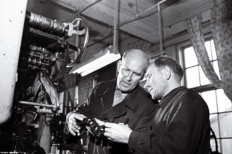 Vabriku Keila ühiskondliku majandusliku analüüsi büroo remondi ja uute seadmete montaaži komisjoni liikmed Erich Kamps (vasakul) ja Elmar Ström määravad kindlaks kudumistelje mustrikaardi viga.