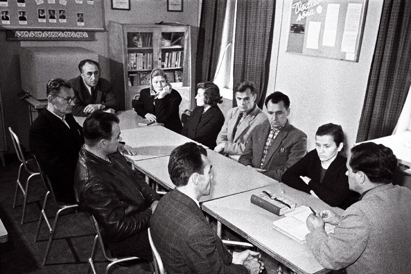 Vabriku Keila NLKP ajaloo õpiringi esimesel õppusel. Paremalt esimene propagandist Ilja Livtšits.