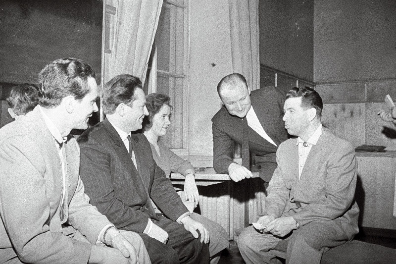 RAM-i solist Raimond Alango, kommunistliku töö brigaadi brigadir Aleksander Greebe ja kuduja Velda Ilves Tekstiilivabrikust Punane Koit, mehaanikatsehhi vanemkonstruktor Jaak Allmere Kondiitritoodete Vabrikust Kalev ja RAM-i dirigent Harald Uibo kommunistliku töö lööklaste kohtumisõhtul Eesti NSV Riikliku Filharmoonia kollektiiviga.