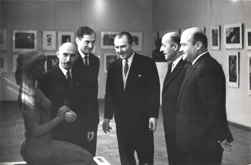 Arutelul Gruusia kunstinäituse üle vahetavad mõtteid Eesti NSV Kunstnike Liidu juhatuse esimees Jaan Jensen (keskel) ja külalised Gruusia NSV-st: (vasakult) Tbilisi Riikliku Maaligalerii fondideosakonna juhataja Otar Melikišvili, kunstiteadlane Georgi Masharašvili, Tbilisi Kunstiakadeemia dotsent Teimuras Kubaneišvili ja Tbilisi Riikliku Maaligalerii direktor Mihhail Kipiani.