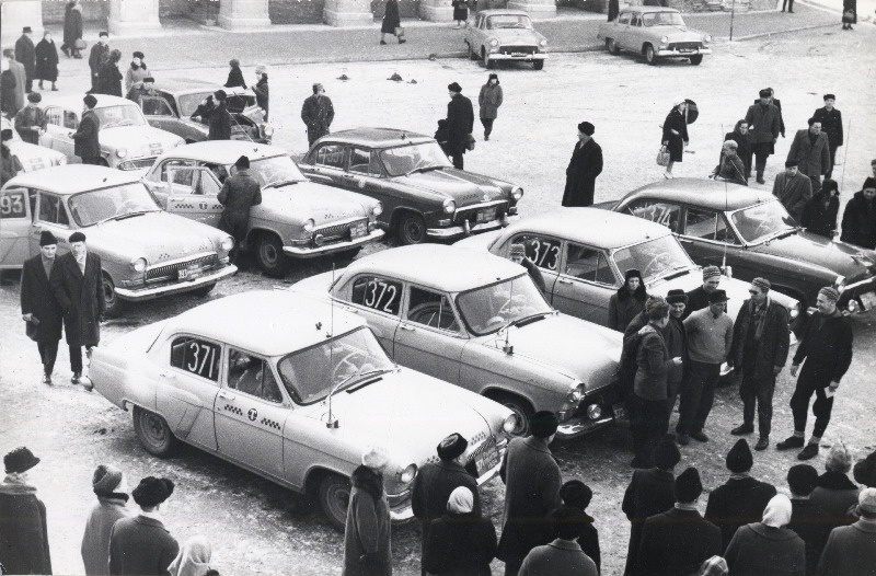 NSV Liidu 1964. aasta taliralli meistrivõistlustest osavõtjad enne starti Raekoja platsil.