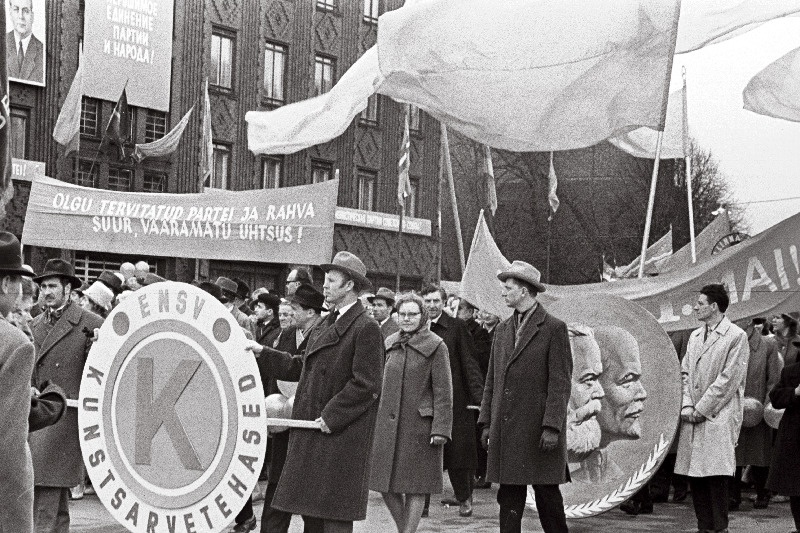 Kunstsarvetehase töötajad 1. mai demonstratsioonil.