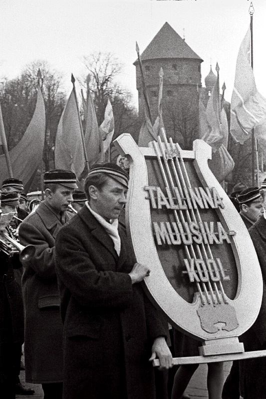 Tallinna Muusikakooli õpilased 1. mai demonstratsioonil.