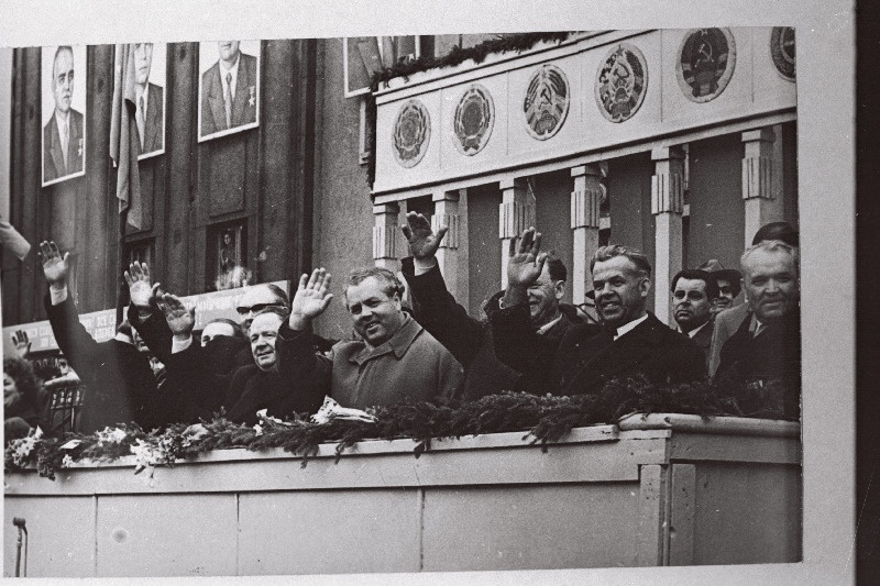 Valitsuse liikmed vastu võtmas 1. mai demonstratsiooni.