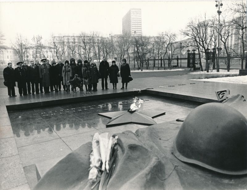 Foto. NLKP XXVI kongressi ENSV delegaadid Tundmatu Sõduri haual