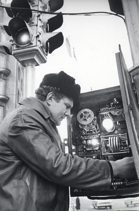 Tänavavalgustuse Elektrivõrkude töötaja Johannes Tamme Võidu väljakul omakonstrueeritud tänavaliikluse reguleerimise automaati kontrollimas.