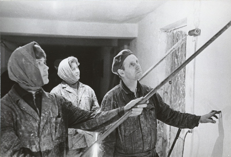 Majaehituskombinaadi maalrite brigaadi brigadir Roman Karu maalreid Ildi Konradi ja Endla Saart juhendamas.