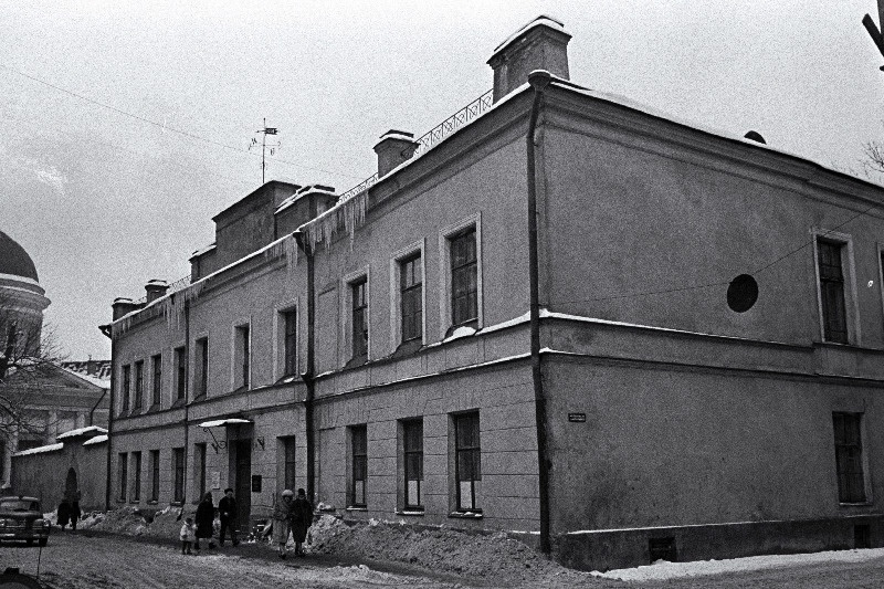 Hoone Vene tänaval nr. 22 (praegu Tallinna 11. Keskkool), kus asunud kreiskoolis õppisid E. Bornhöhe (1873- 1877) ja E. Vilde (1878-1882).