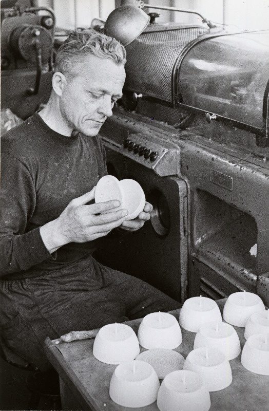 Plastmasstoodete vabriku Salvo termoplastitsehhi tööline Ervin Ollik polüetüleenist maiustustekarpe valmistamas.