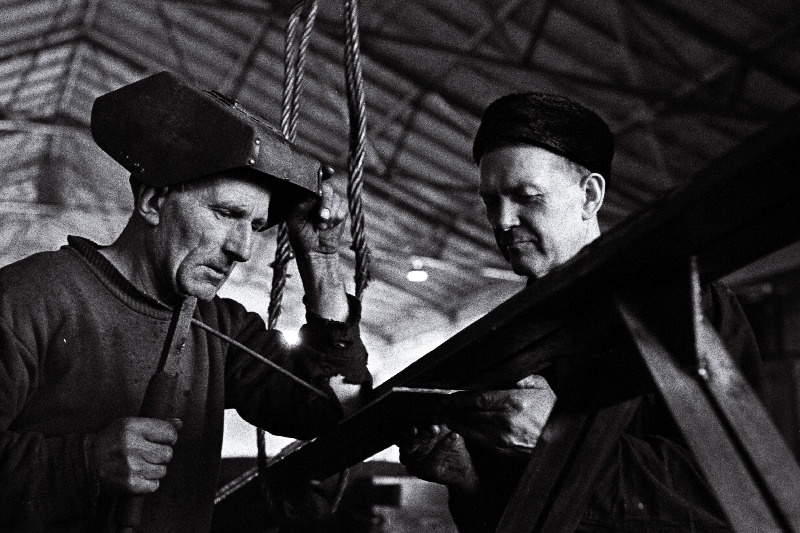 Tallinna Masinaehitustehase automatiseerimise ja mehhaniseerimise osakonna töölised Aleksander Toompuu (vasakul) ja kommunistliku töö eesrindlane Oivo Kaugevoo terasevaluosakonnale tõsteseadeldist valmistamas.