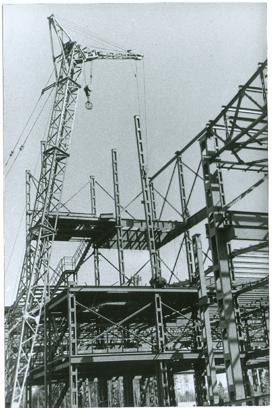 Foto. Palivere Ehitusmaterjalide Tehase  tootmiskorpuse metallkonstruktsioonide paigaldamine 1969-1970.a.