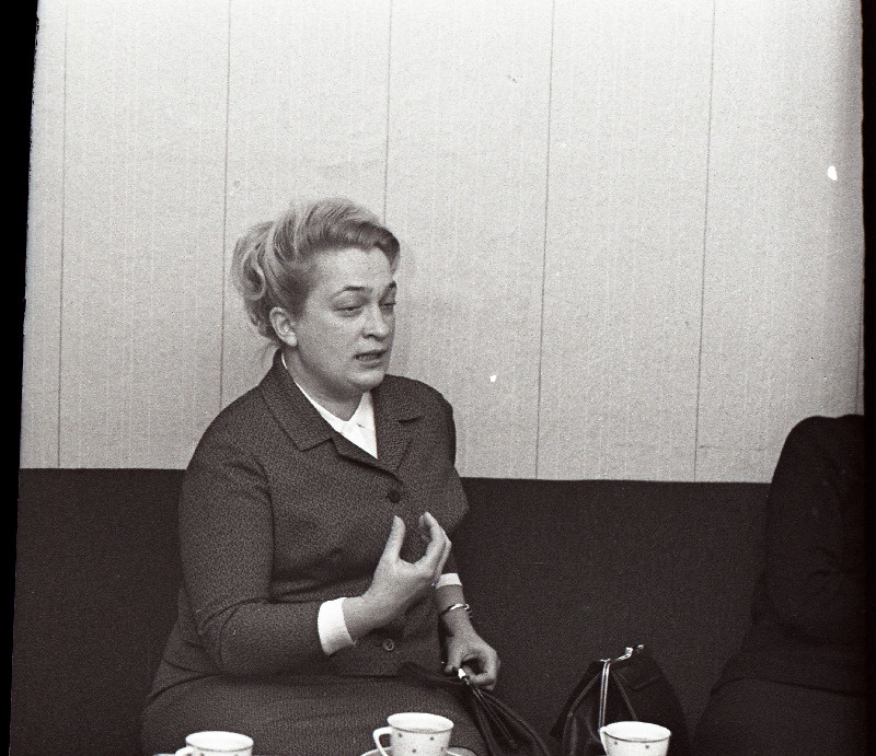 Tallinna linna Miilitsavalitsuse operatiiv-volinik Alviine Anier "Õhtulehe" toimetuse vestlusringis laste murdeea probleemidest rääkimas.