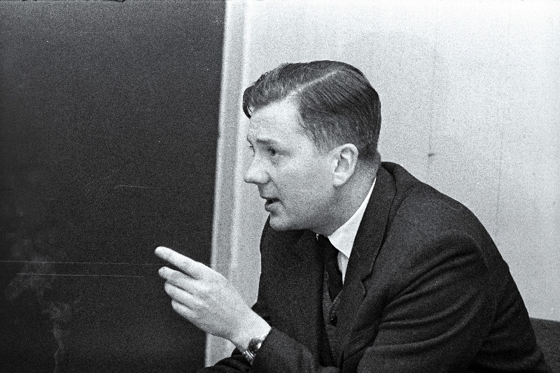 ENSV Pedagoogika Teadusliku Uurimise Instituudi teaduslik töötaja Juhan Sõerd "Õhtulehe" toimetuse vestlusringis laste murdeea probleemidest rääkimas.