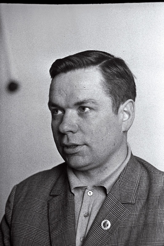 NSV Liidu teeneline treener Peet Soosaar "Õhtulehe" toimetuse vestlusringis laste murdeea probleemidest rääkimas.