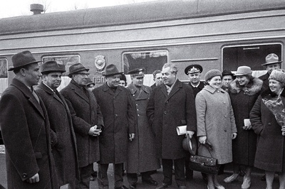 NLKP XXIII kongressi delegaadid Balti jaamas enne ärasõitu Moskvasse.  duplicate photo