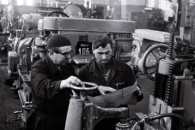 Tallinna Laevaremonditehase kommunistliku töö eesrindlane Jaan Taidema (vasakul) ja vanemmeister Anatoli Karpov töö juures.